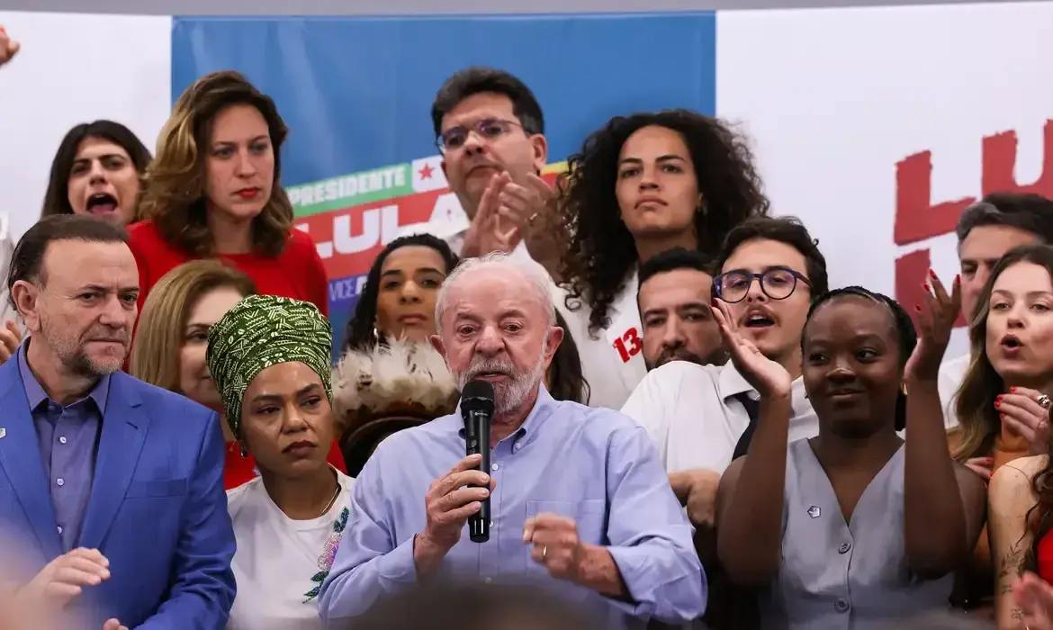 Lula cobra Flávio Bolsonaro sobre apoio ao fim da escala 6x1