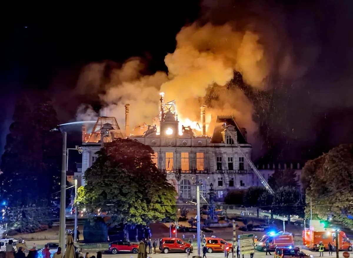 Torre da prefeitura de Limoges, na França, desaba durante incêndio